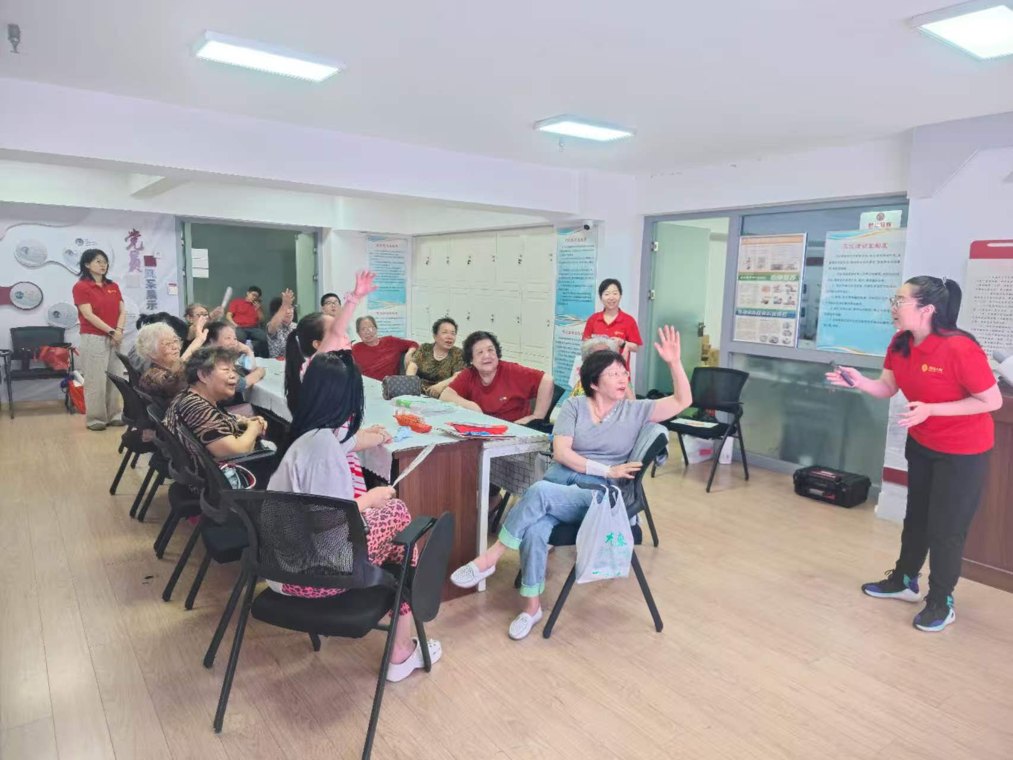 银龄乐享·童心向党——渤海人寿天津分公司举办7.8全国保险公众宣传日暨七一红色手工主题活动